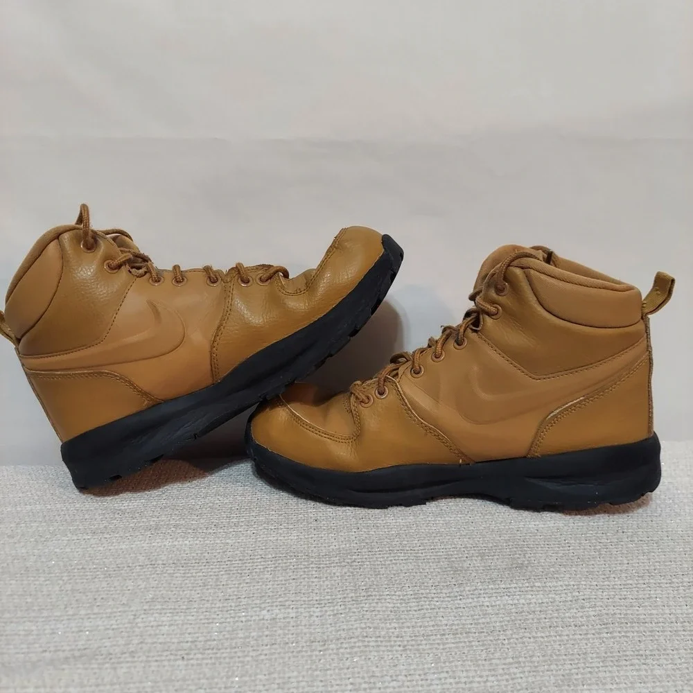 Big Kid's Nike Manoa LTR‎ Wheat/Black (BQ5372 700) Youth 7Y/ Women 8